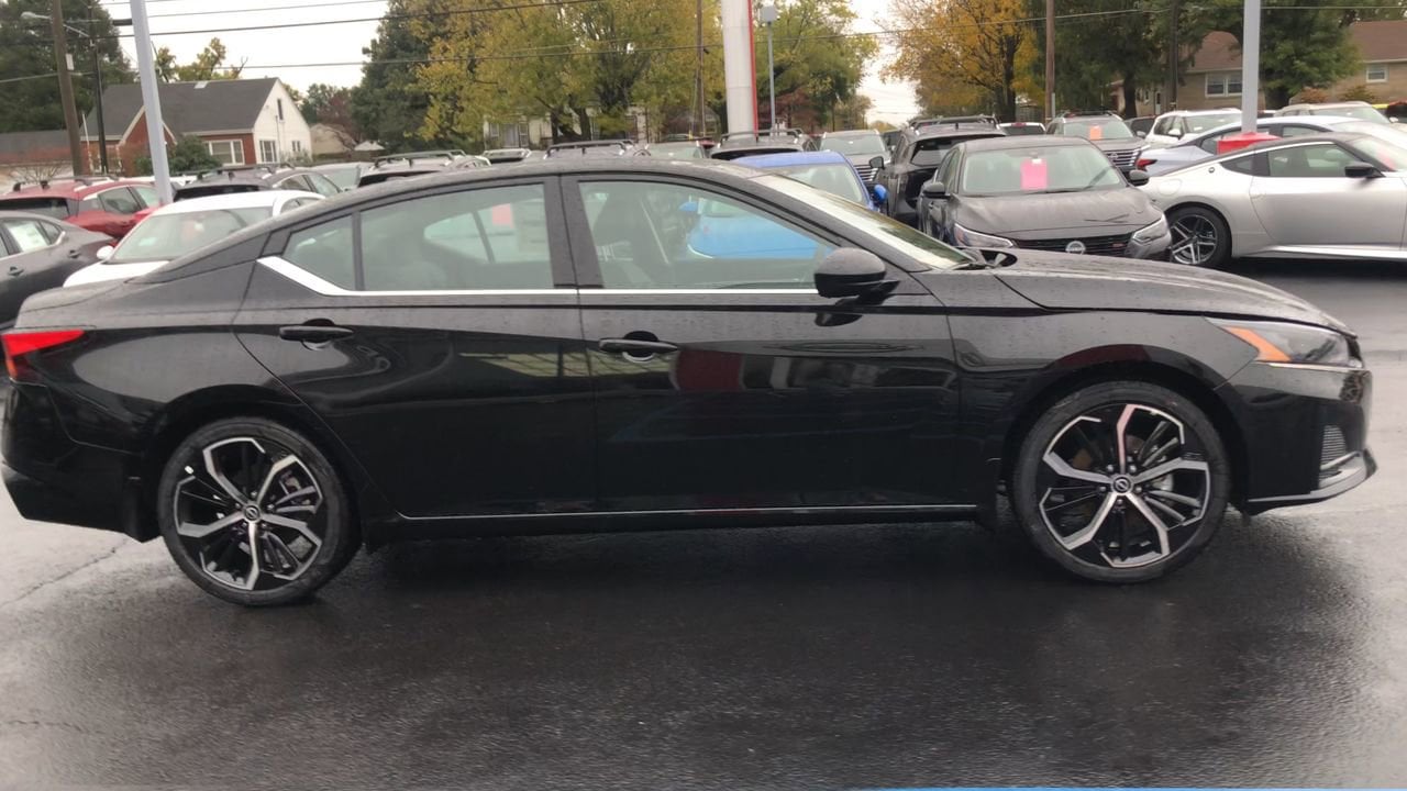 New 2025 Nissan Altima SR - photo - 8