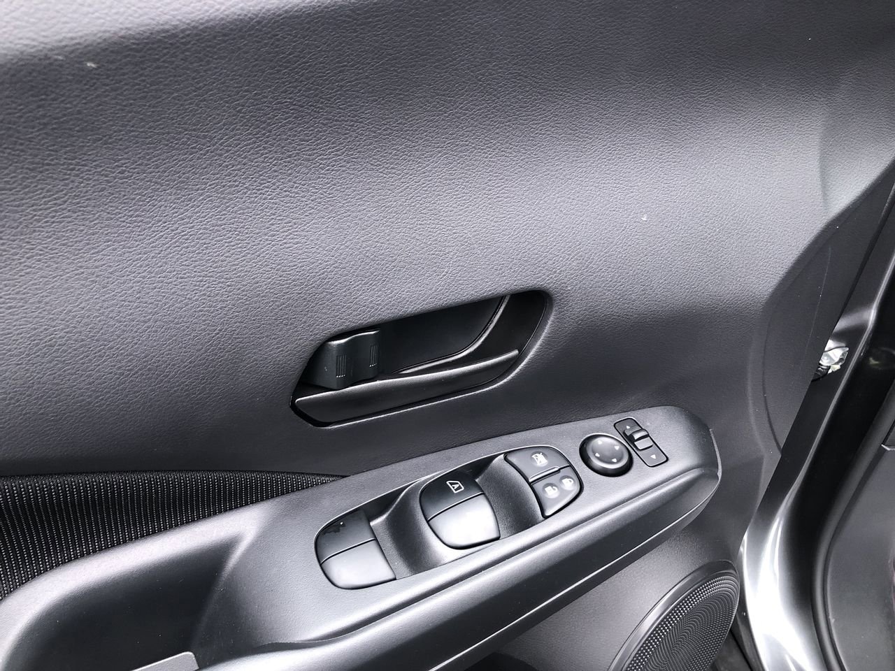 New 2025 Nissan Kicks Play S - photo - 19