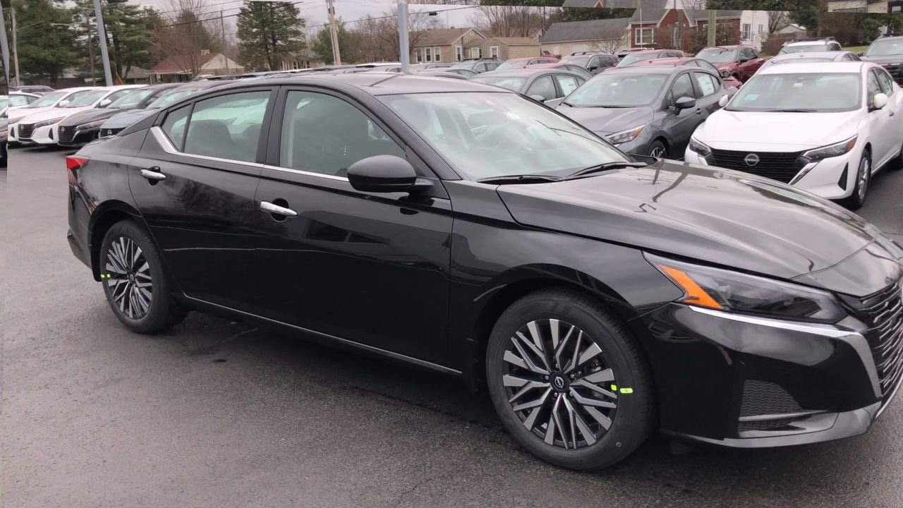 New 2025 Nissan Altima SV - photo - 1