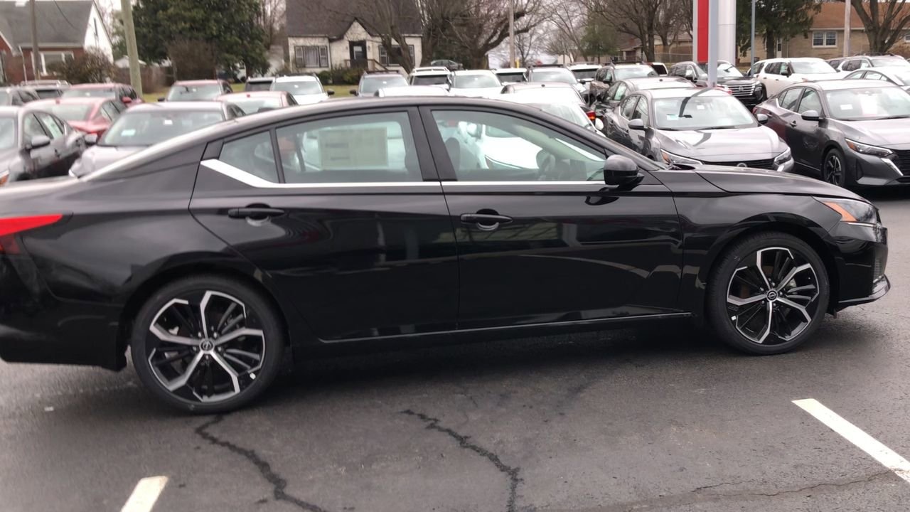 New 2025 Nissan Altima SR - photo - 8