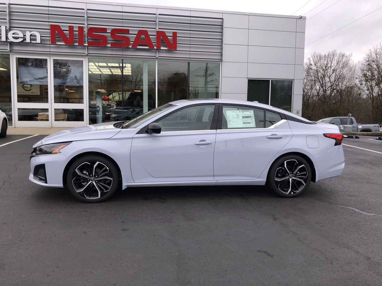 New 2025 Nissan Altima SR - photo - 10