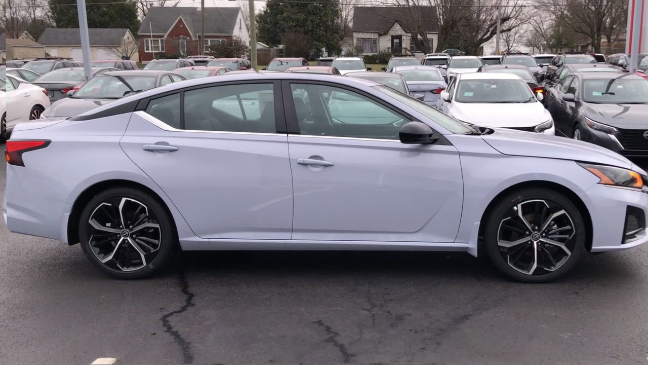 New 2025 Nissan Altima SR - photo - 8