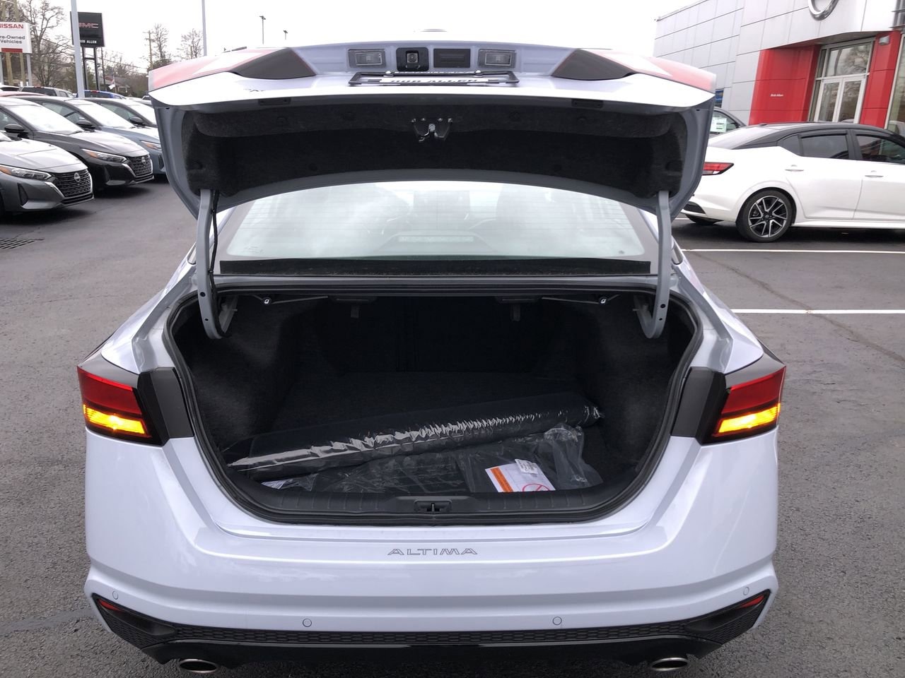 New 2025 Nissan Altima SR - photo - 16