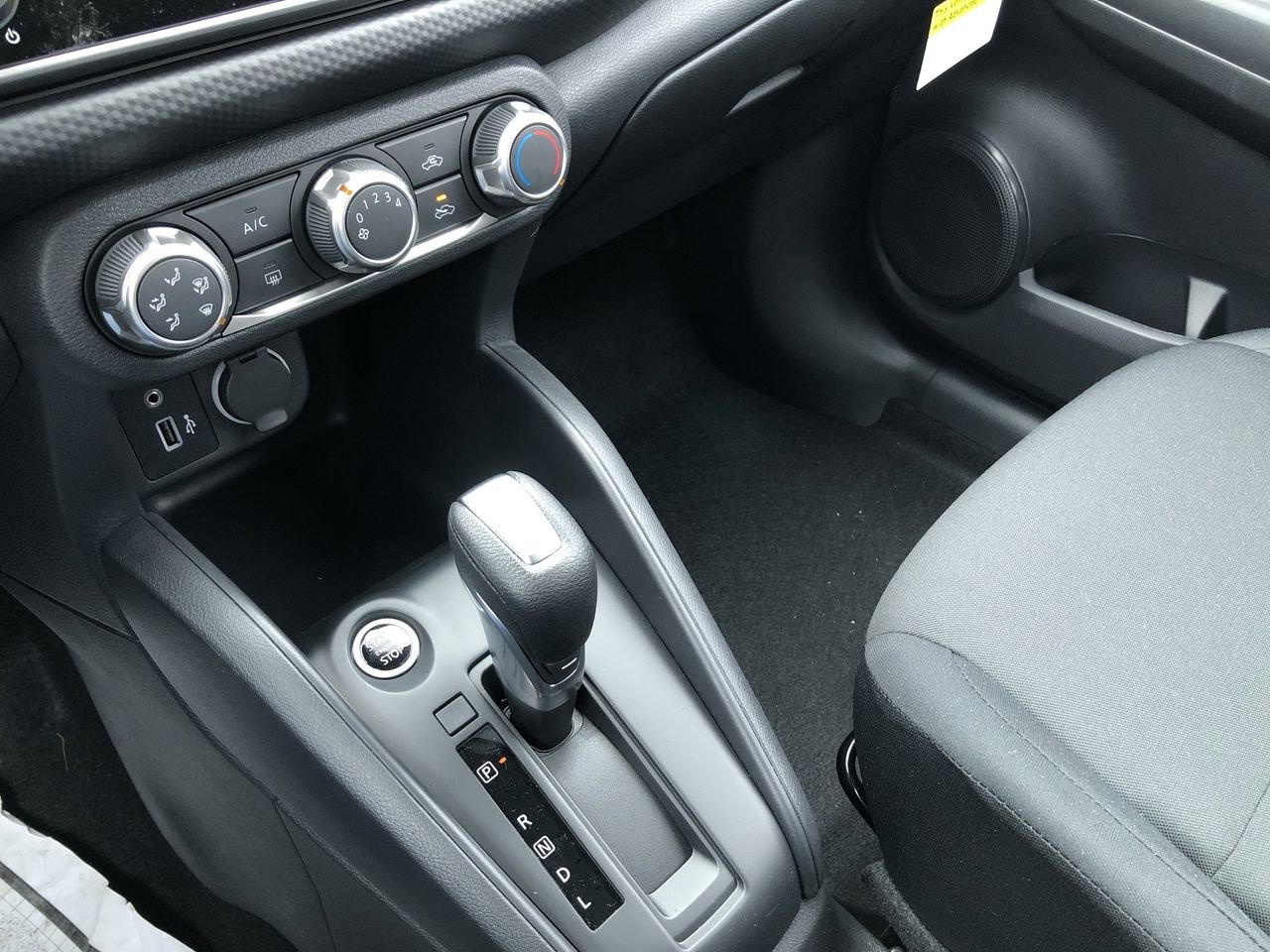 New 2025 Nissan Kicks Play S - photo - 25