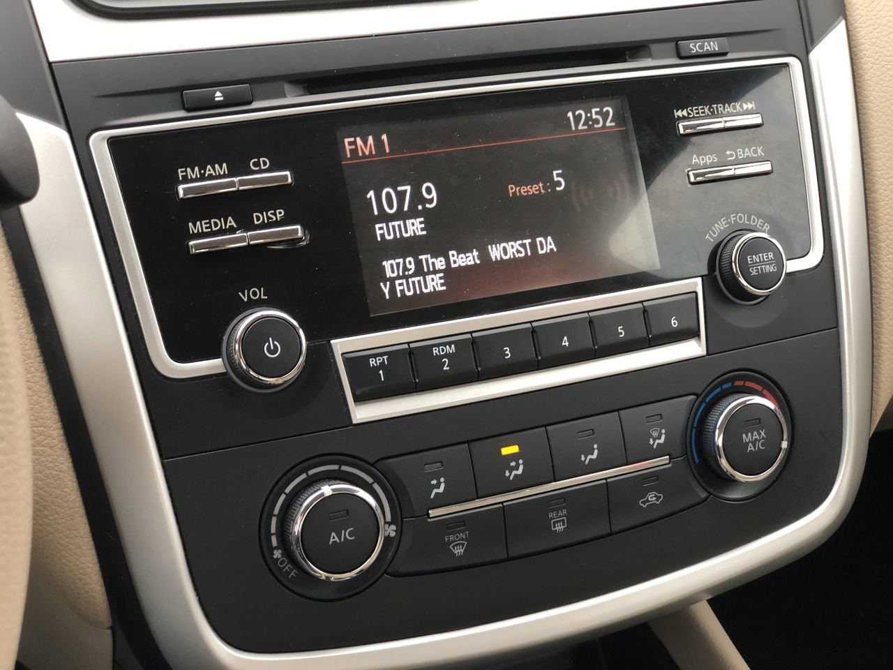 Pre-Owned 2016 Nissan Altima  - photo - 17