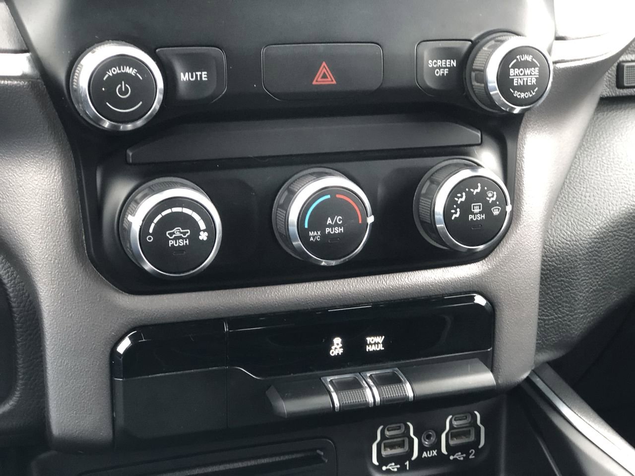 Pre-Owned 2019 Ram 1500  - photo - 20