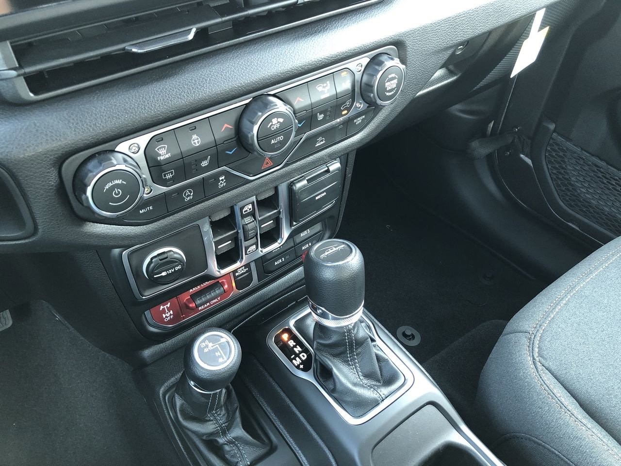 New 2026 Jeep Gladiator Willys - photo - 25