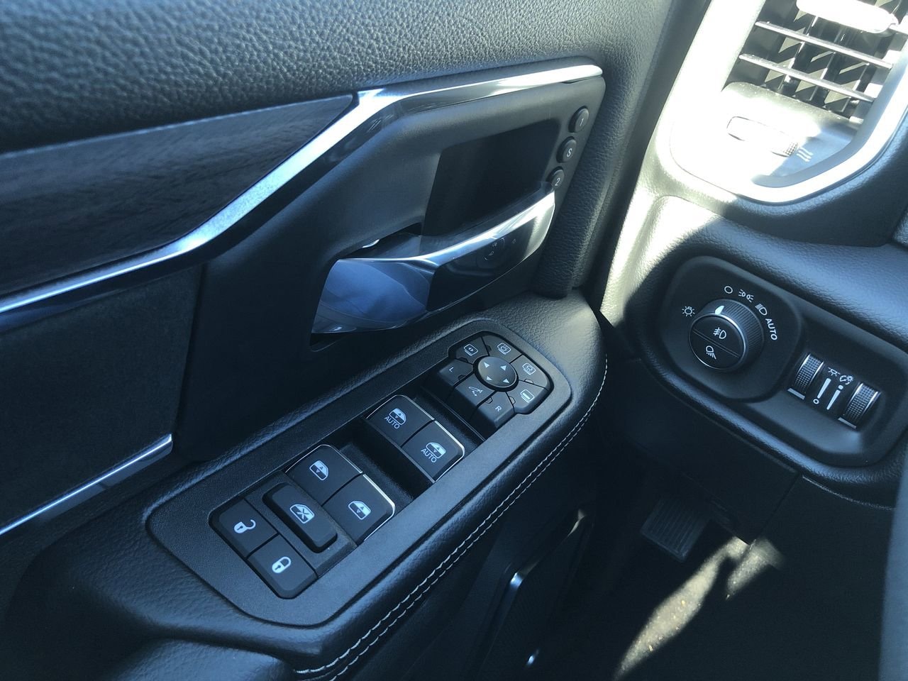 New 2026 Ram 2500 Laramie - photo - 19