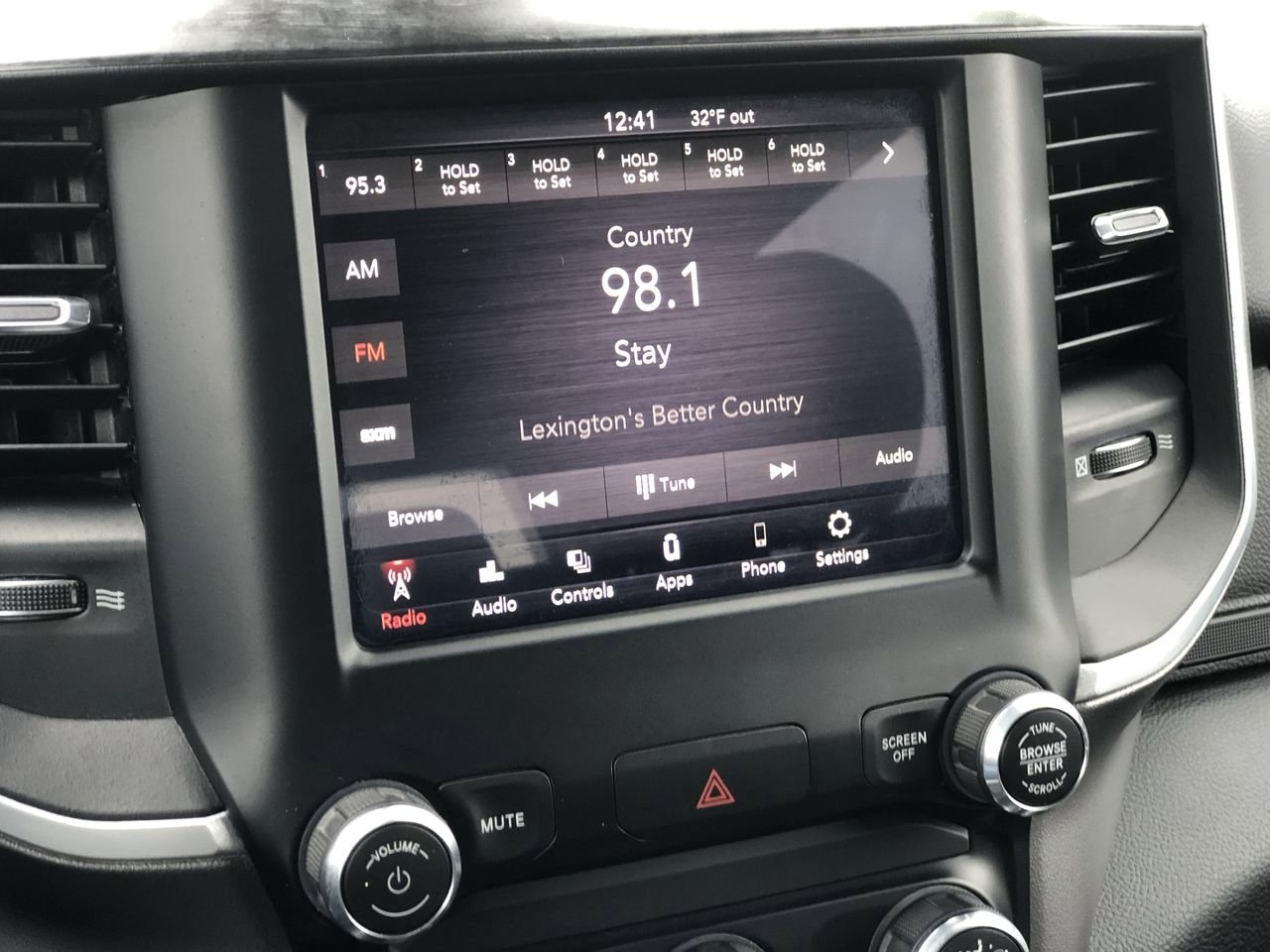 Pre-Owned 2019 Ram 1500  - photo - 18