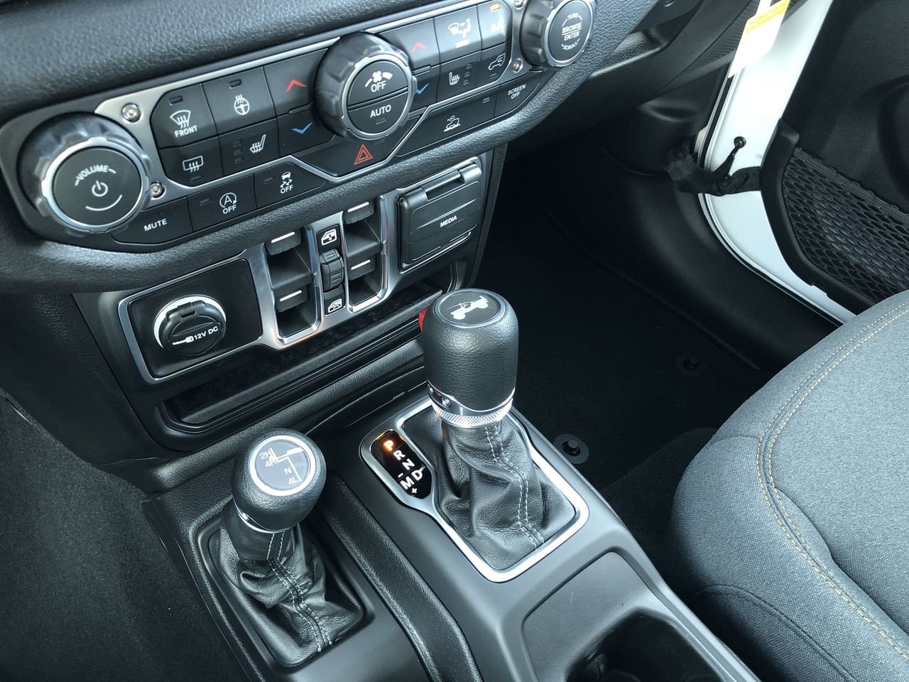 New 2026 Jeep Wrangler Sport S - photo - 25