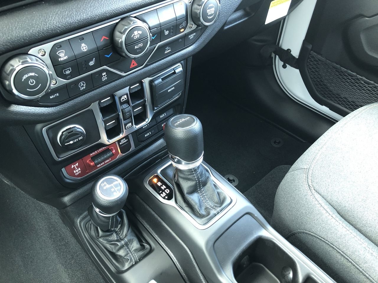 New 2026 Jeep Gladiator Willys - photo - 25