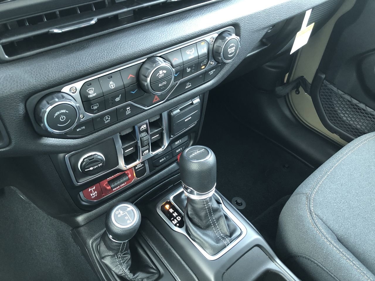 New 2026 Jeep Gladiator Willys - photo - 25