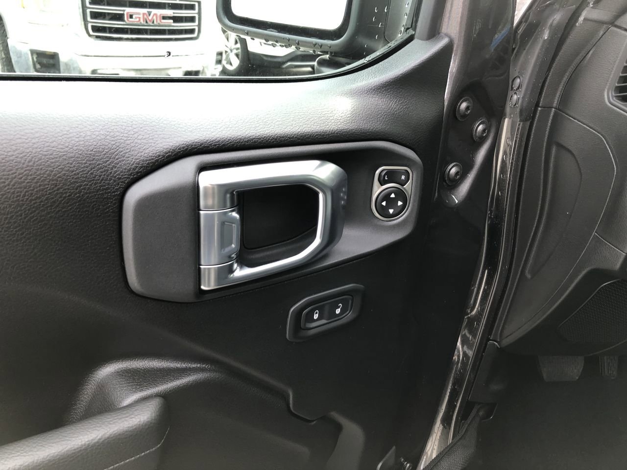 New 2026 Jeep Wrangler Sport S - photo - 11