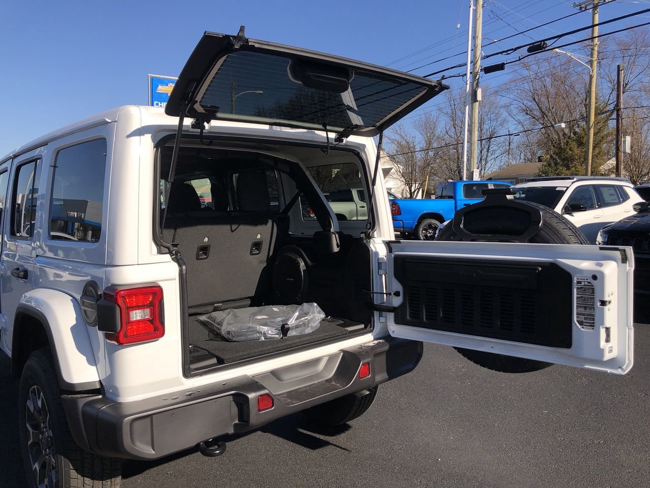 New 2026 Jeep Wrangler Sahara - photo - 16